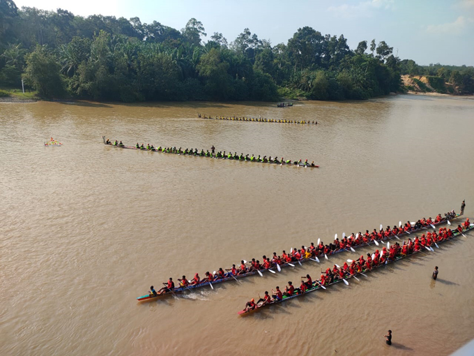 Beberapa jalur sedang menunggu keputusan dewan hakim saat pacu jalur di Tepian Gudang Pulau Gobah, Desa Sungai Pinang, Kecamatan Hulu Kuantan, Sabtu (2/7/2022) sore.